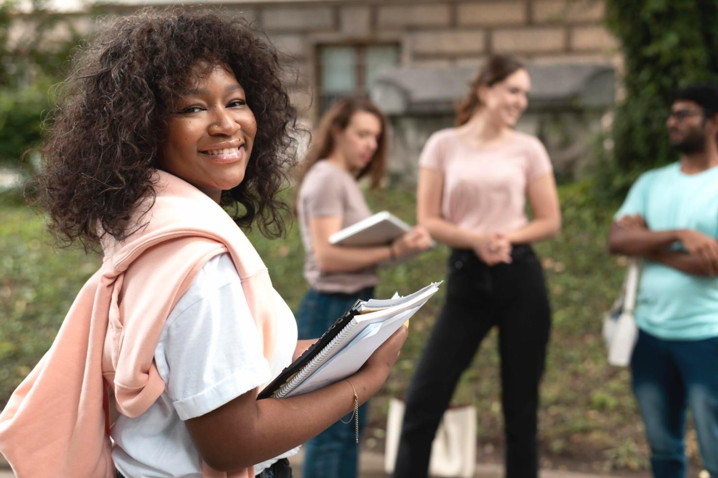 Finanzielle Auswertungen und Arbeitsunterlagen auf einem Schreibtisch zur Analyse von Working Capital